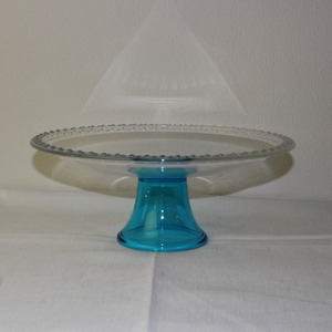 光をそっと持ち上げるガラスの高台皿