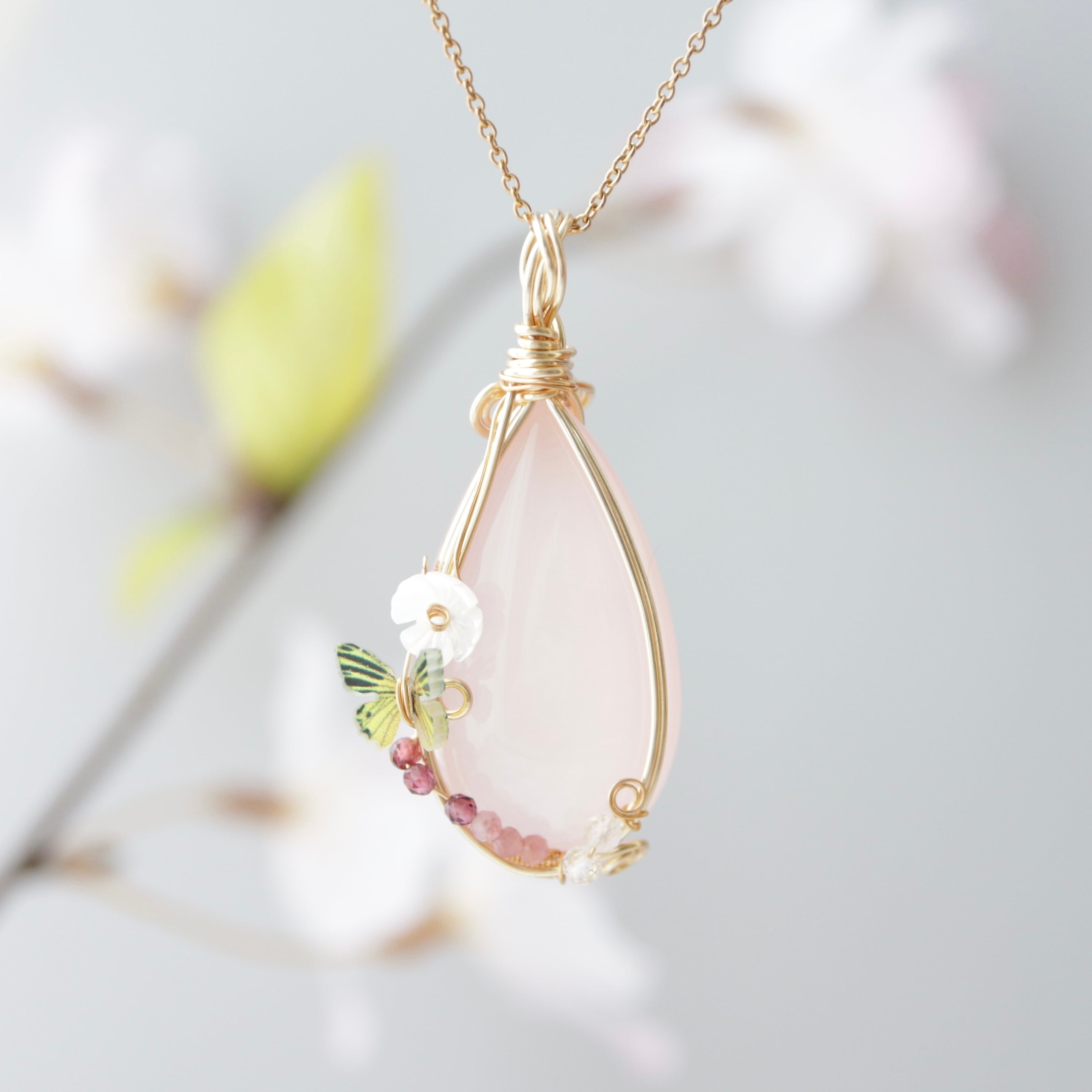 ローズクォーツのペアシェイプペンダント《花咲く恋と、ひらり蝶》|淡いピンクに恋をのせて