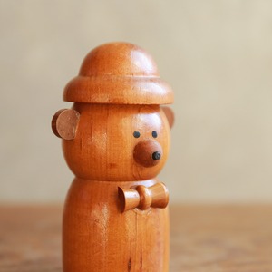 蝶ネクタイがかわいい、クマの爪楊枝入れ 1