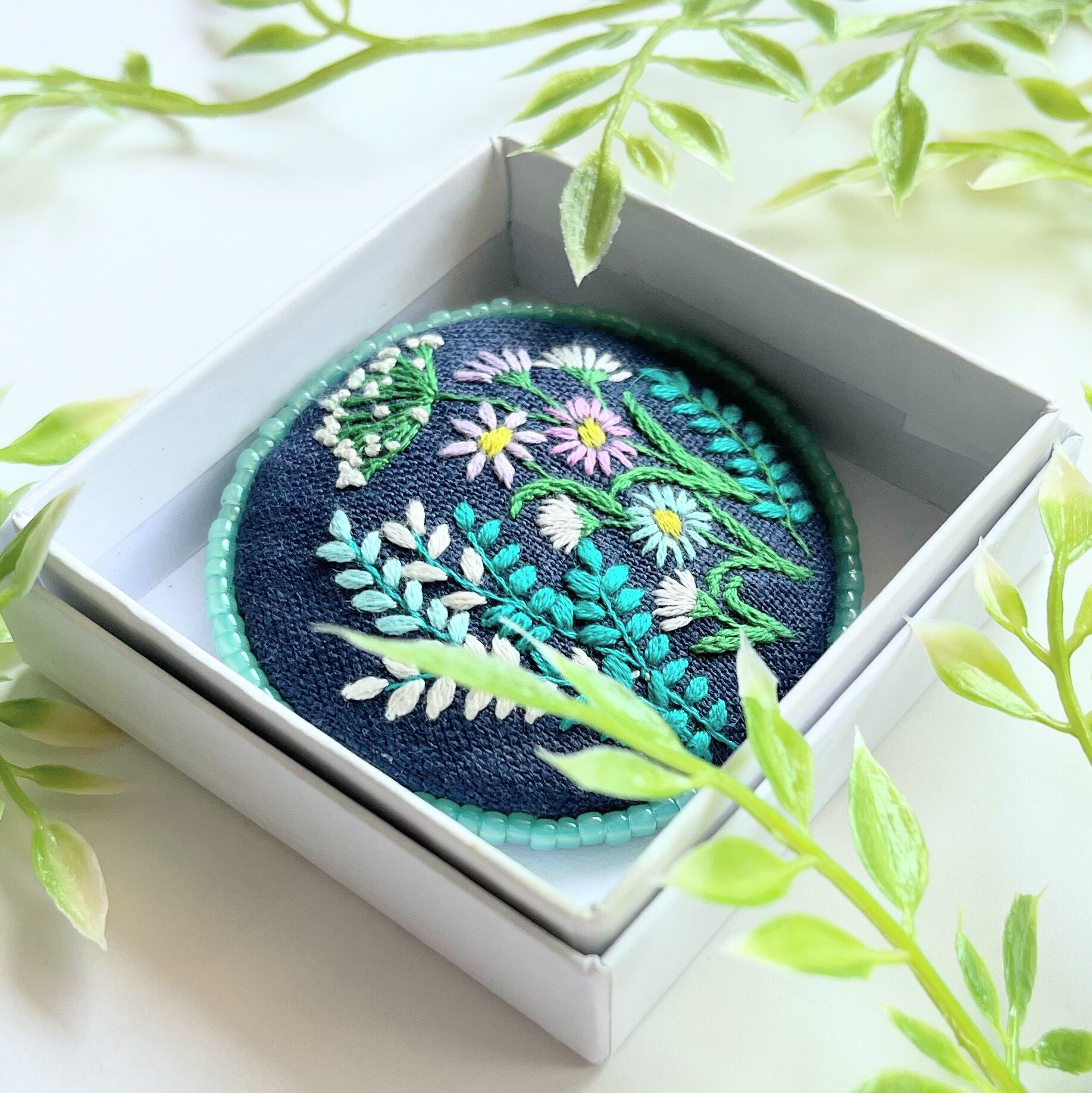 チベット製 ラサ 手縫い ハンドメイド 刺繍入りダークブルー布地