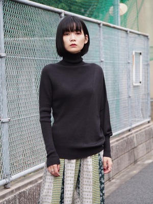 YUKI　asymmetry turtle knit／アシンメトリータートルニット　charcoal【21-064-ch】