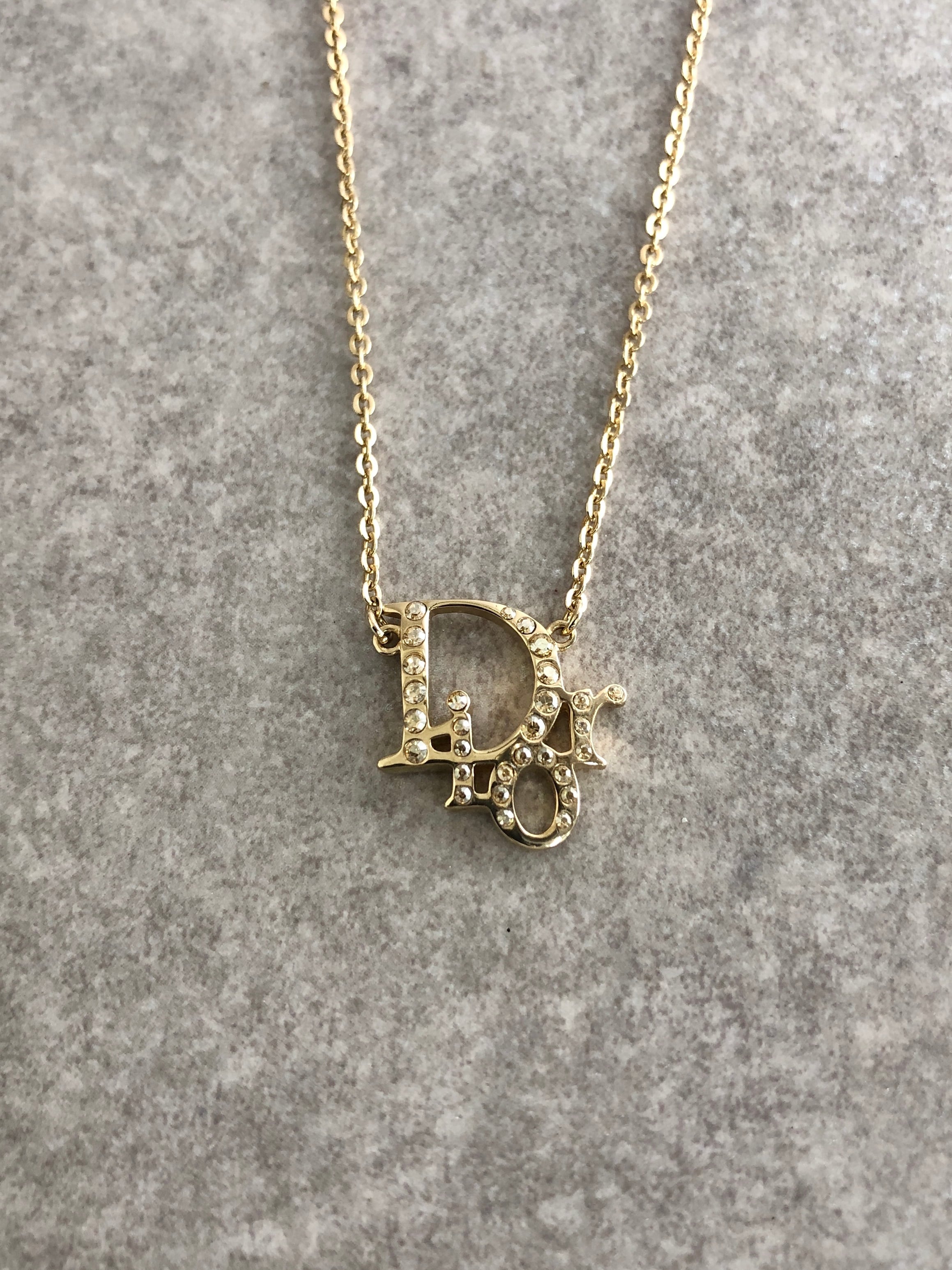 うまる【即購入 ✦大歓迎✦】 ✨ クリスチャンディオール ネックレス 楽天市場】クリスチャンディオール 羽根 ロゴモチーフ ネックレス 金属