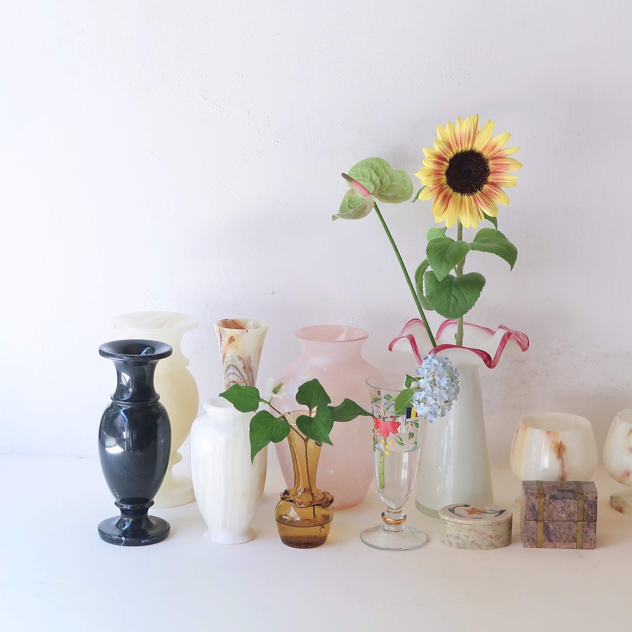 お花のペイントの花瓶-脚付