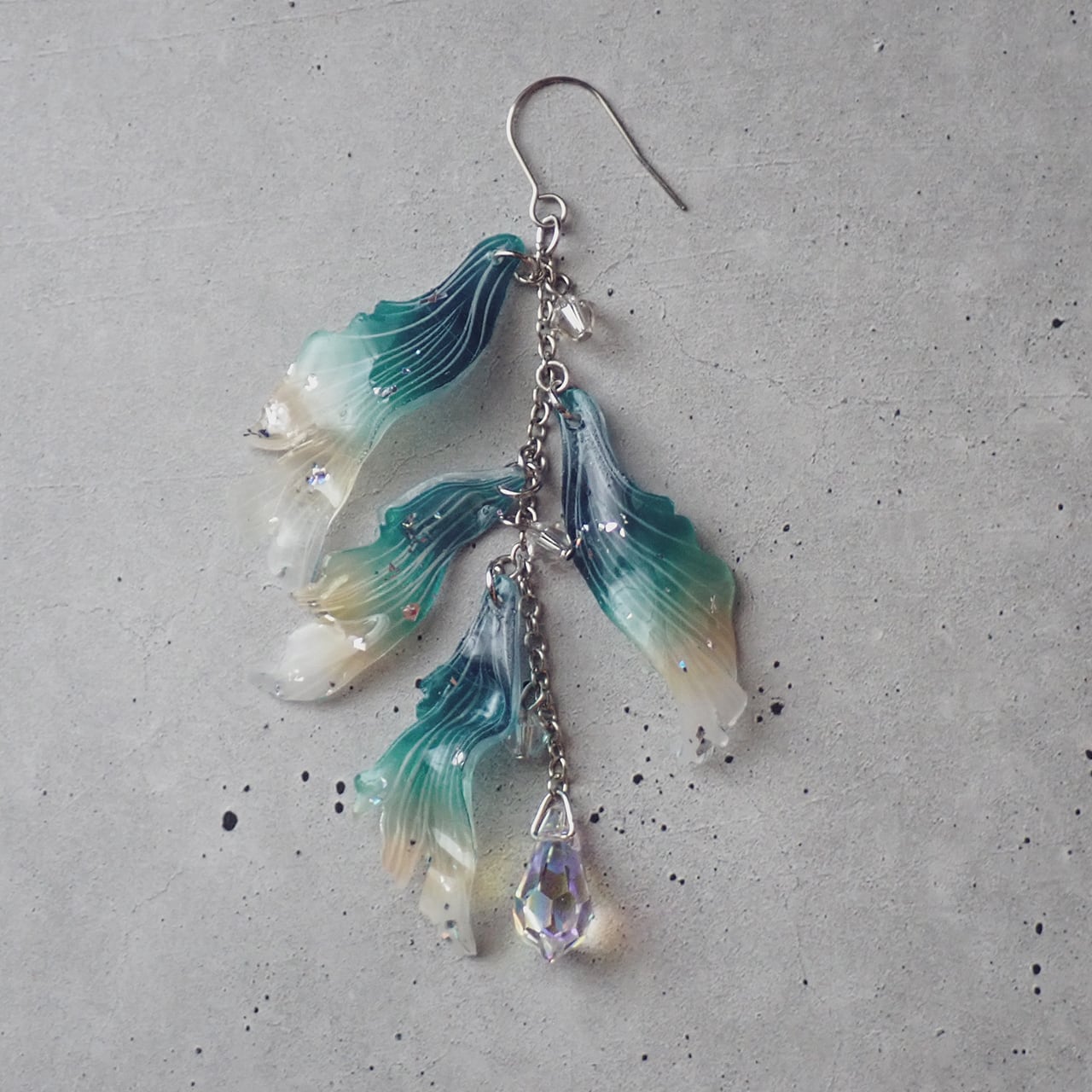 【035】波模様のイヤリング／海／貝／波 受注生産】八重波金魚-エメラルドグリーン-のイヤリング・ピアス【片耳