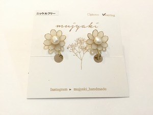 mujyaki 白い花のイヤリング