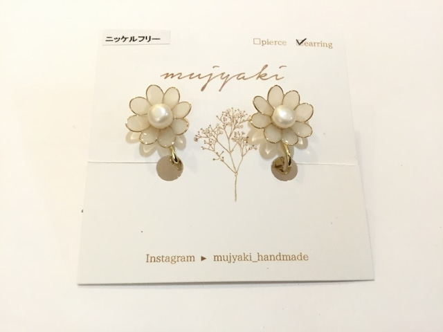 mujyaki 白い花のイヤリング