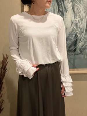 ワンポイントでコーデを華やかに魅せてくれるティアードフリルロンT