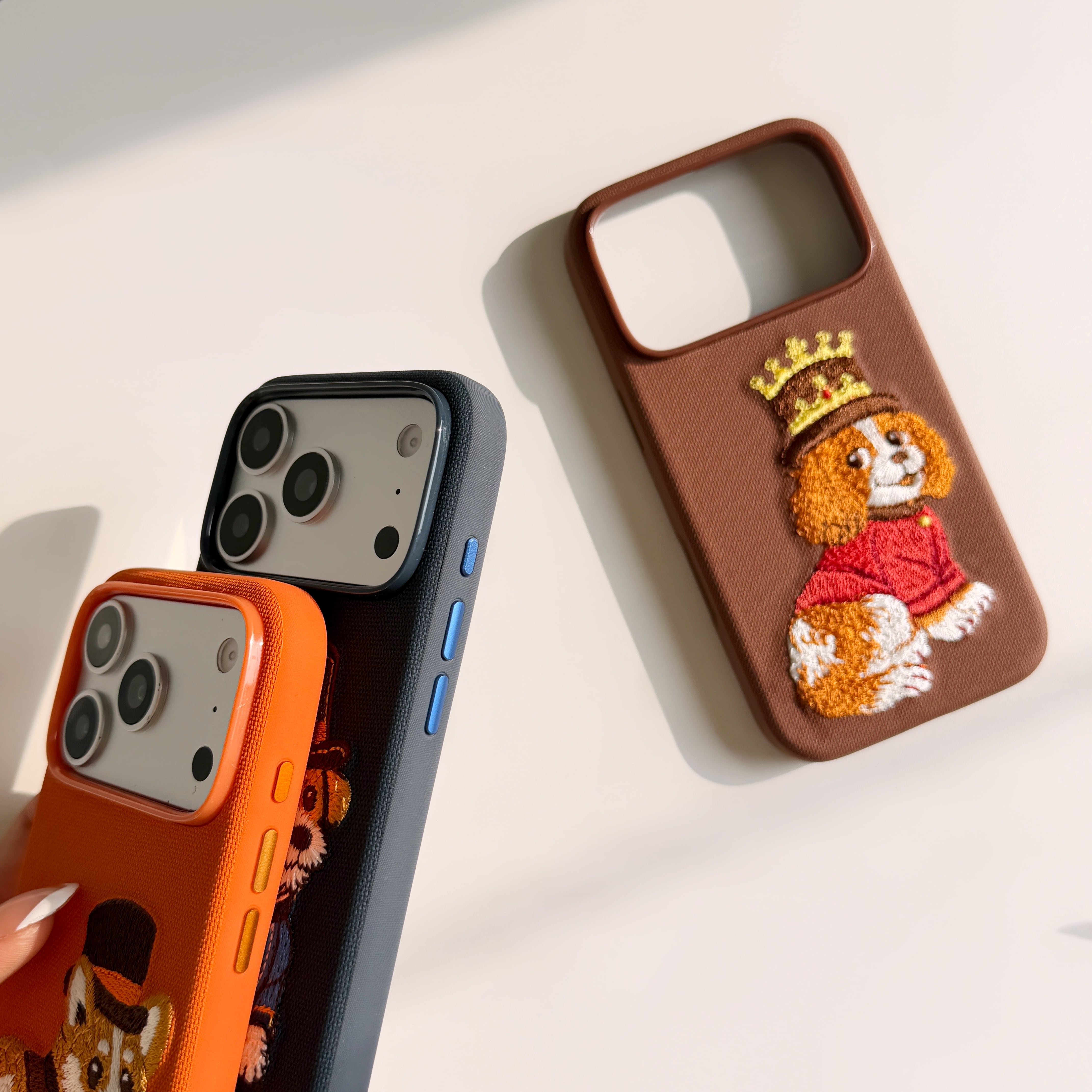 ワンちゃん 刺繍 iPhone 18 17 16 15 ケース ファブリック 耐衝撃