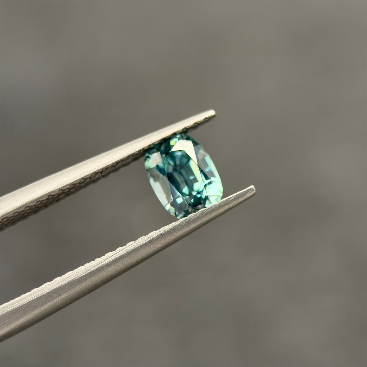 カラーチェンジジルコン 6.1x4.6mm, 0.95ct, ミャンマー産
