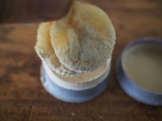 小さなパウダー入り紙箱