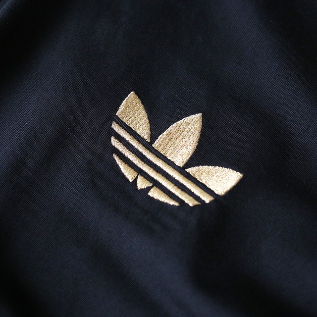 "adidas" gold × black color 刺繍 logo over silhouette track jacket