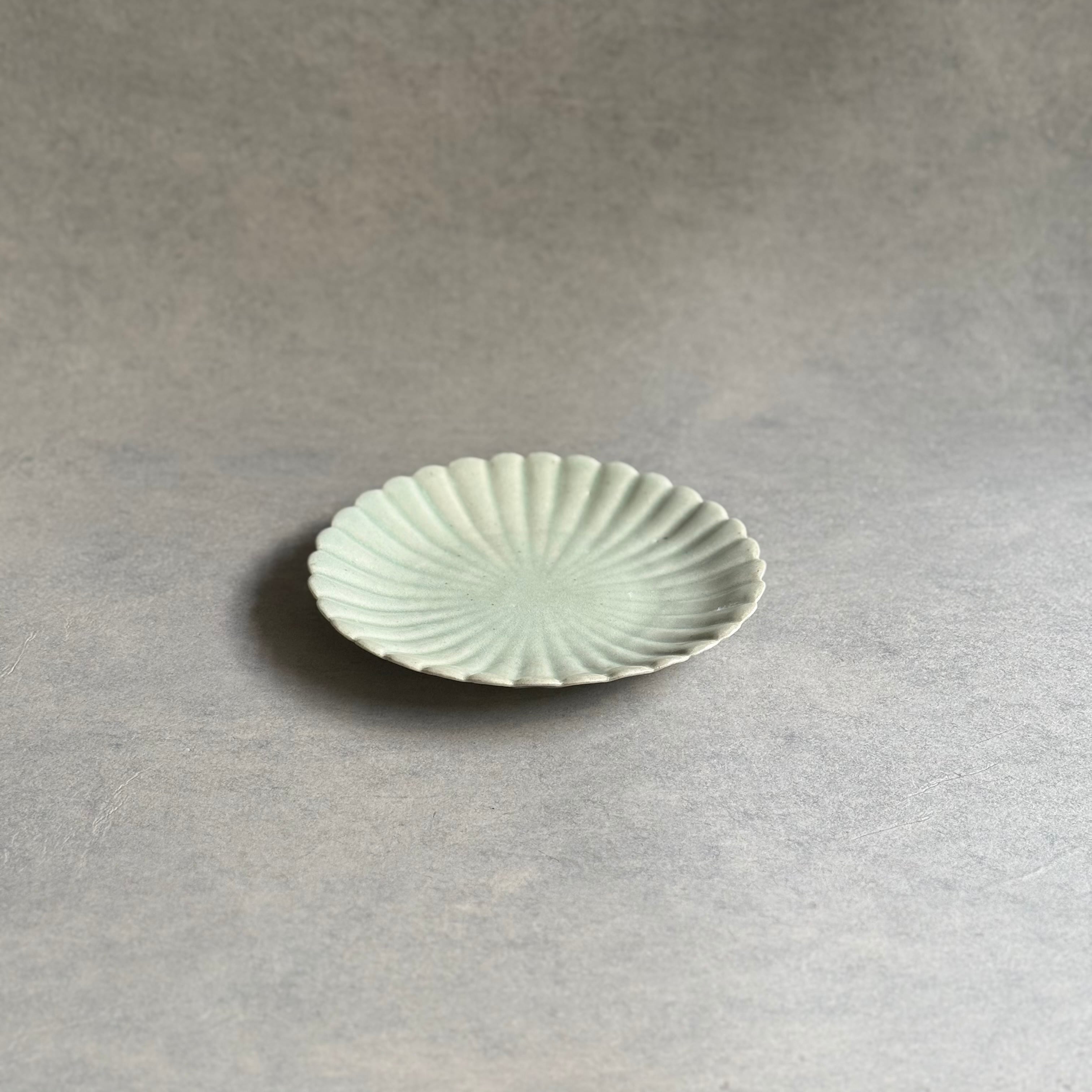 日高伸治   青白磁輪花皿 菊