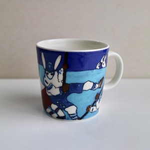 Arabia アラビア ヘルヤ / バニー マグカップ "Sporty Bunnies"
