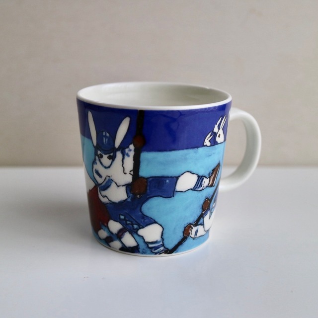 Arabia アラビア ヘルヤ / バニー マグカップ "Sporty Bunnies"