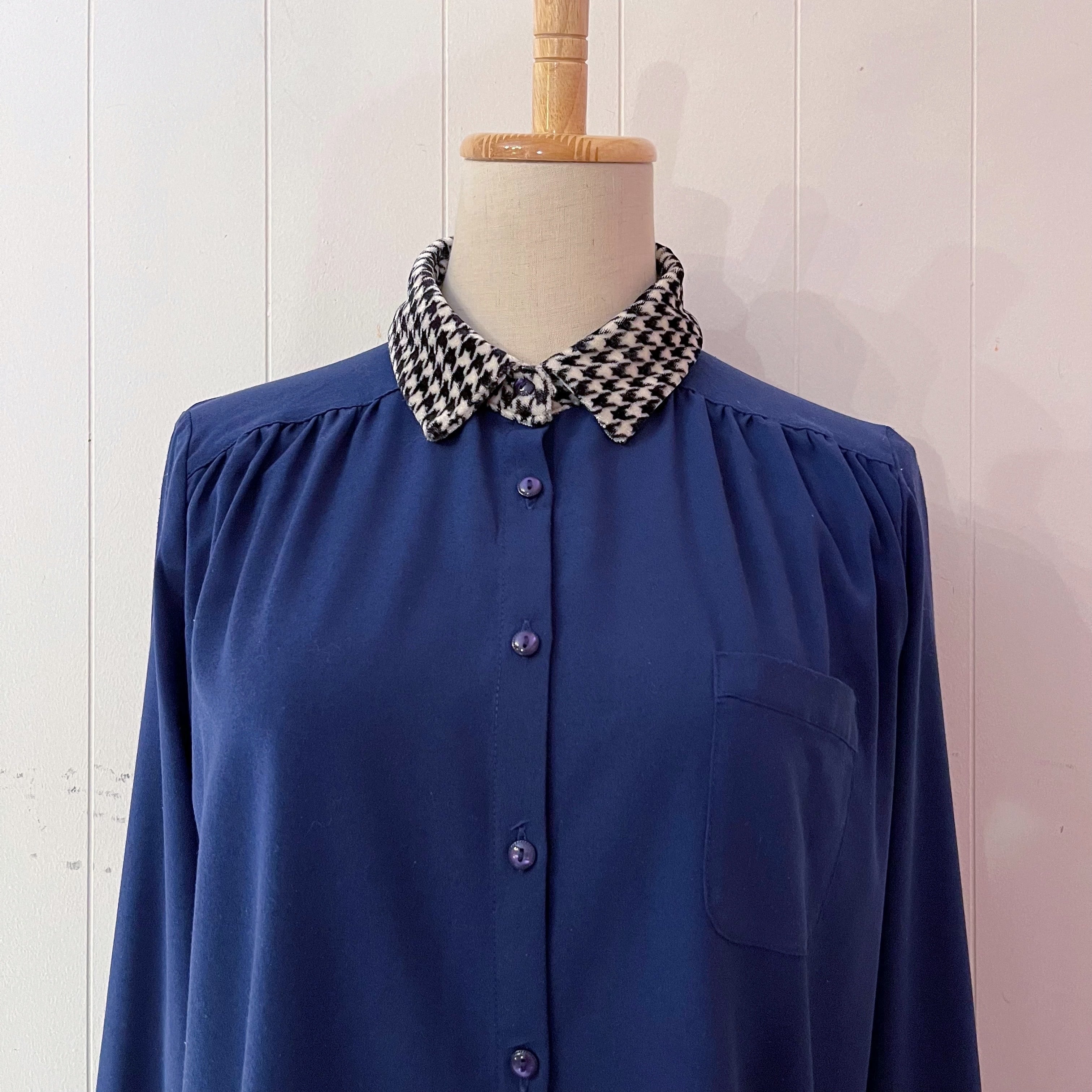houndstooth collar blue blouse