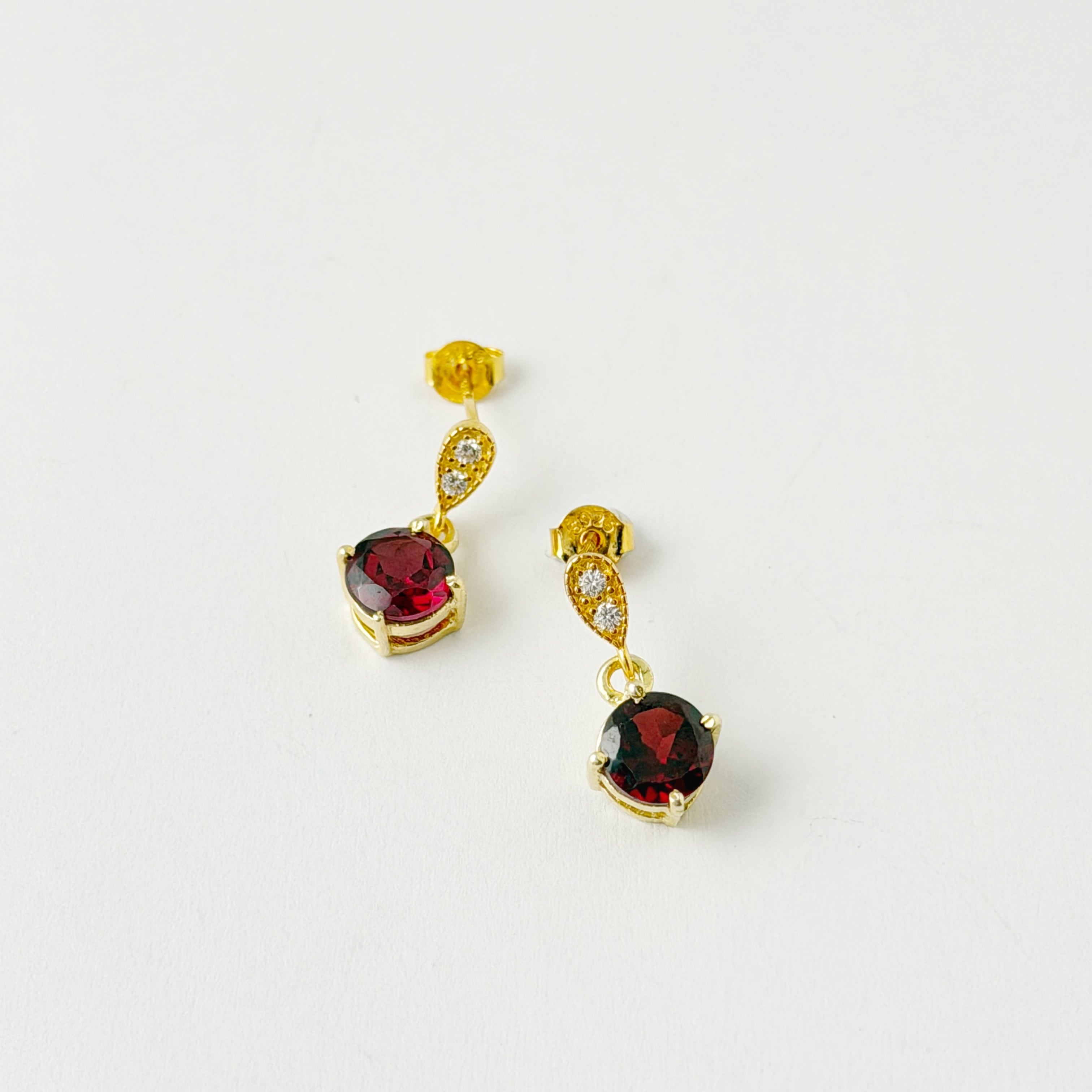 Gold Coating モザンビーク ラウンド ガーネット ジルコニア スタッド ピアス