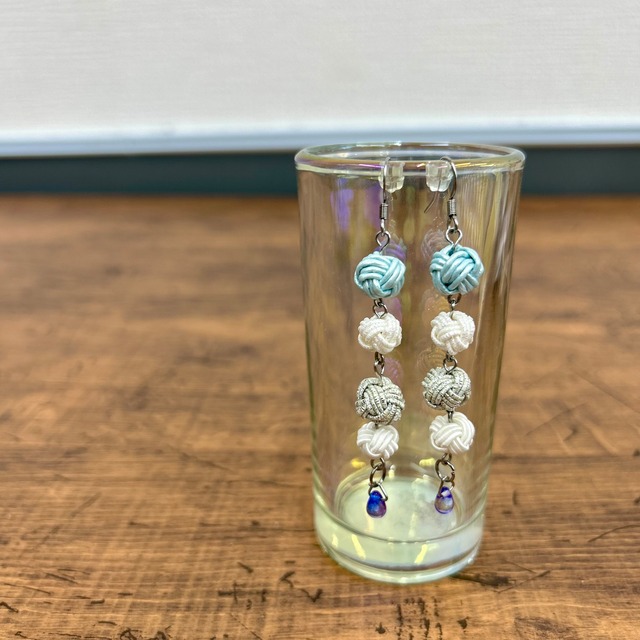 水引　ミラクルピアス　キラ白×水色×銀×白