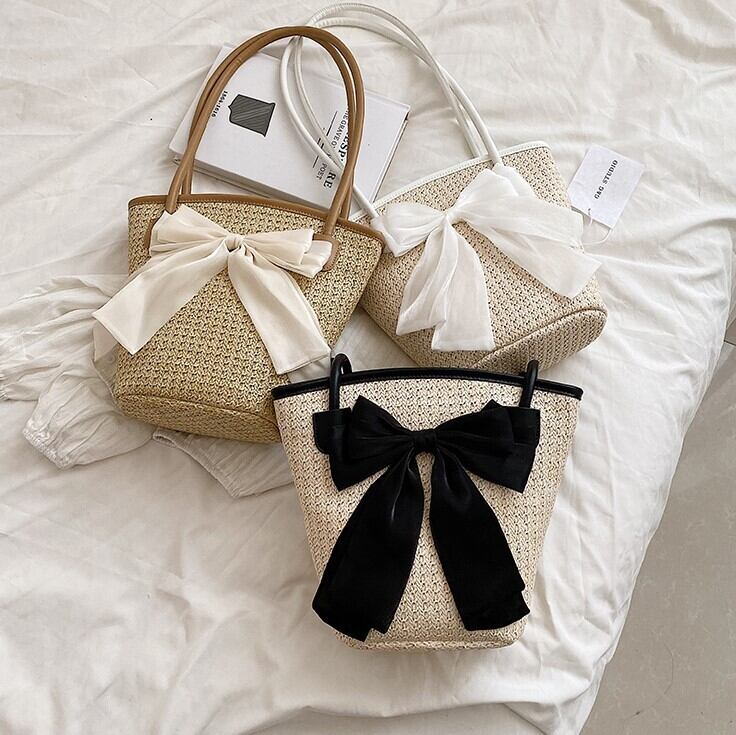 バッグ レディース 鞄 カバン かばん 送料無料 3色 ショルダーバッグ ストローバッグ 肩がけ 肩掛け 軽量 リボン かわいい 大人可愛い きれいめ カジュアル 上品 フェミニン おしゃれ お洒落 ナチュラル こなれ感 ラブリー キュート ガーリー 抜け感 学生 通学 デート お出かけ リゾート 旅行 カフェ巡り 街歩き カーキ ホワイト ブラック 10代 20代 30代 韓国 韓国系 普段使い 楽ちん 春 夏 秋 冬 ファッション コーデ モテ トレンド 流行 インスタ映え