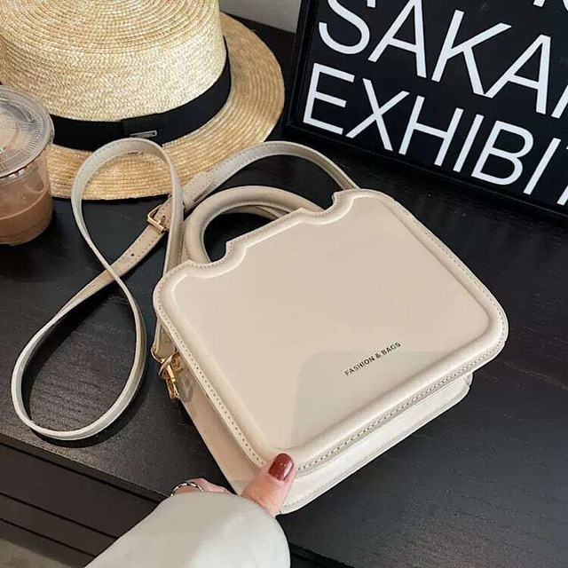 【送料無料】レディース  全7色 クエア ショルダーバッグ フェイクレザー PU ジッパー ハンドバッグ 2WAY カバン ガーリー 大人可愛い ママコーデ ママファッション 韓国系 オルチャン 人気 トレンド 新作 20代 30代 40代 バッグ 鞄 かわいい きれいめ レトロ シック 高見え お出かけ デート 女子会 旅行 お呼ばれ おしゃれ キャンパス 通勤 通学 デイリー 普段使い 軽量 収納 秋 春 夏 CO4111