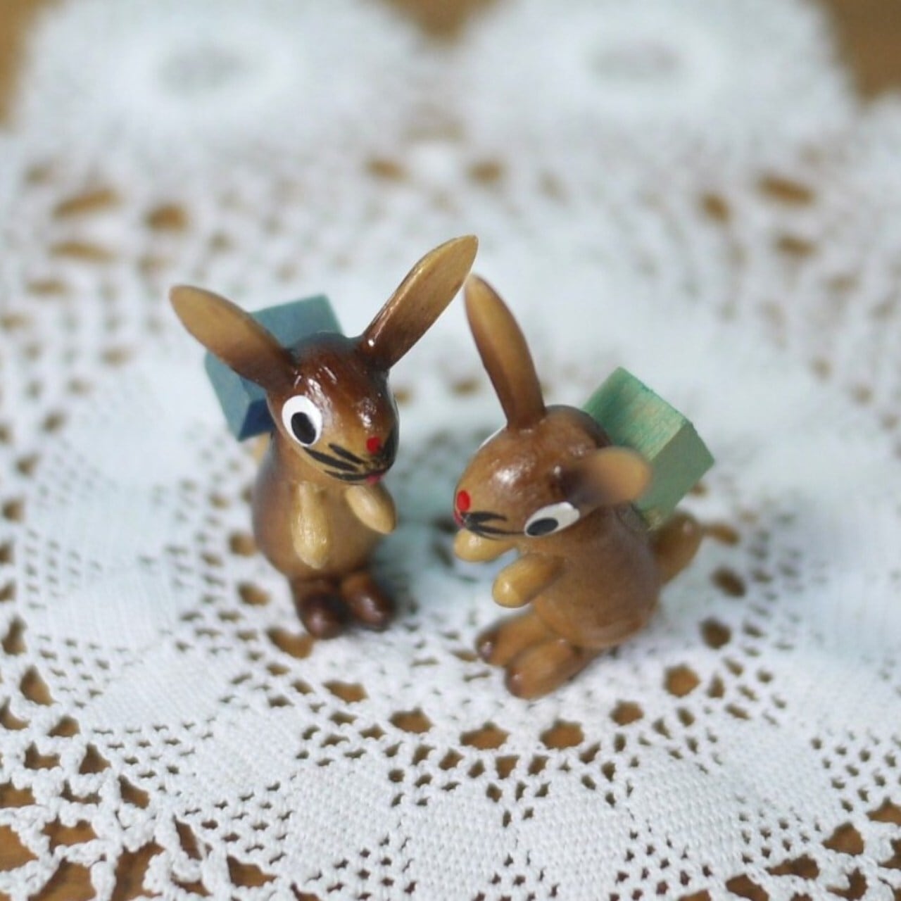 木製イースターオーナメント 2匹のミニミニうさぎ エルツ ドイツ