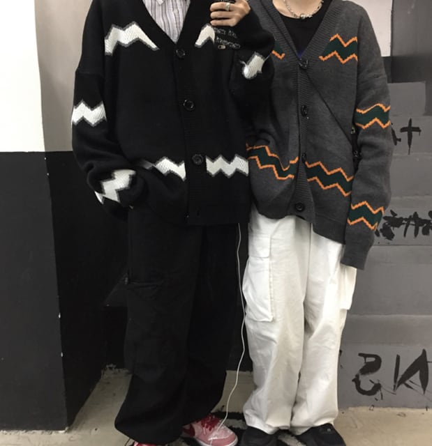 【予約販売】カーディガン ニット ユニセックス セーター ペア お揃い カップル ライン Vネック ボーダー柄 ブラック グレー オーバーサイズ メンズ レディース シンプル こなれ感 ストリート お洒落 韓国 トレンド 秋冬 フリーサイズ