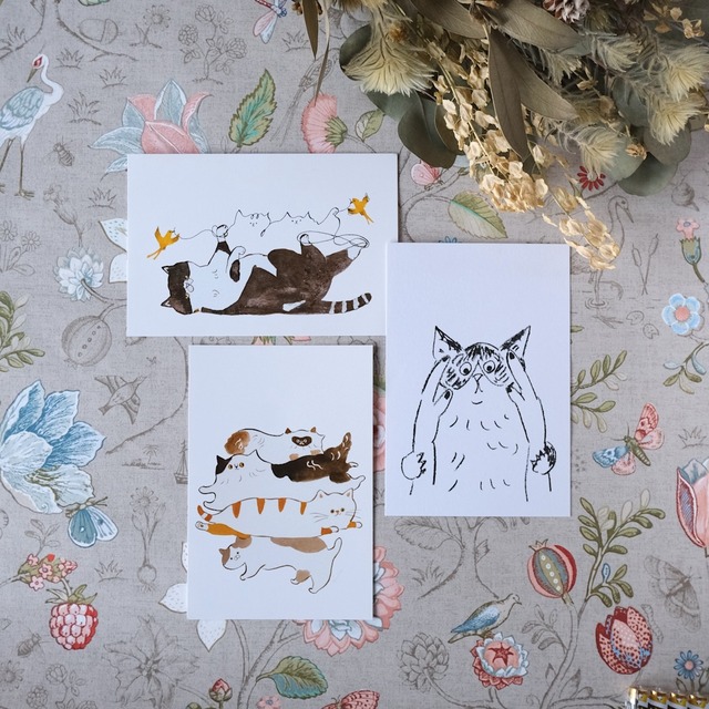 naolee ×moncœur [顔をはさまれる猫] チャリティ ポストカード (単品1枚売り)