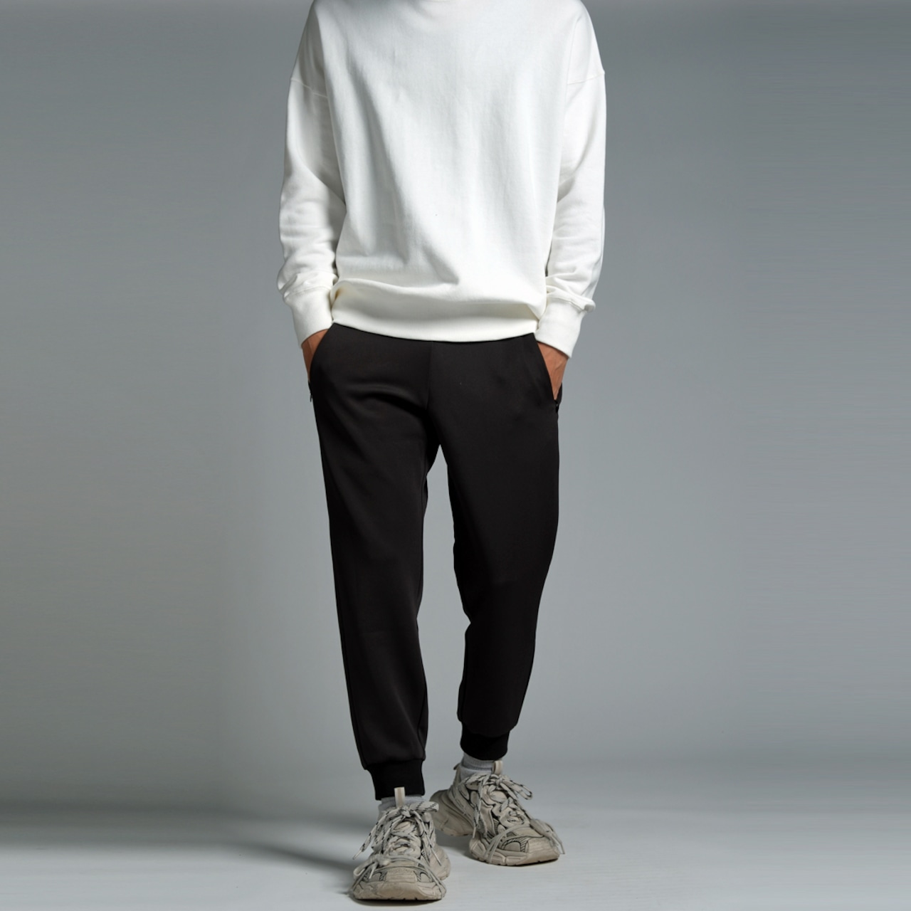 ジャージ素材テーパードパンツ