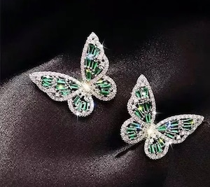 グリーンのキラメキ蝶ピアス（中）Green glitter butterfly earrings (middle)
