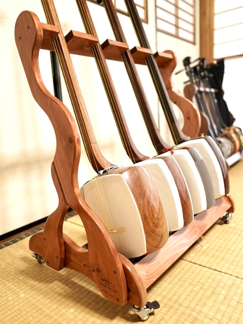 三線スタンド 木製　三線　三味線 三味線・三線スタンド | 手作り木工 レスポーラー夢工房