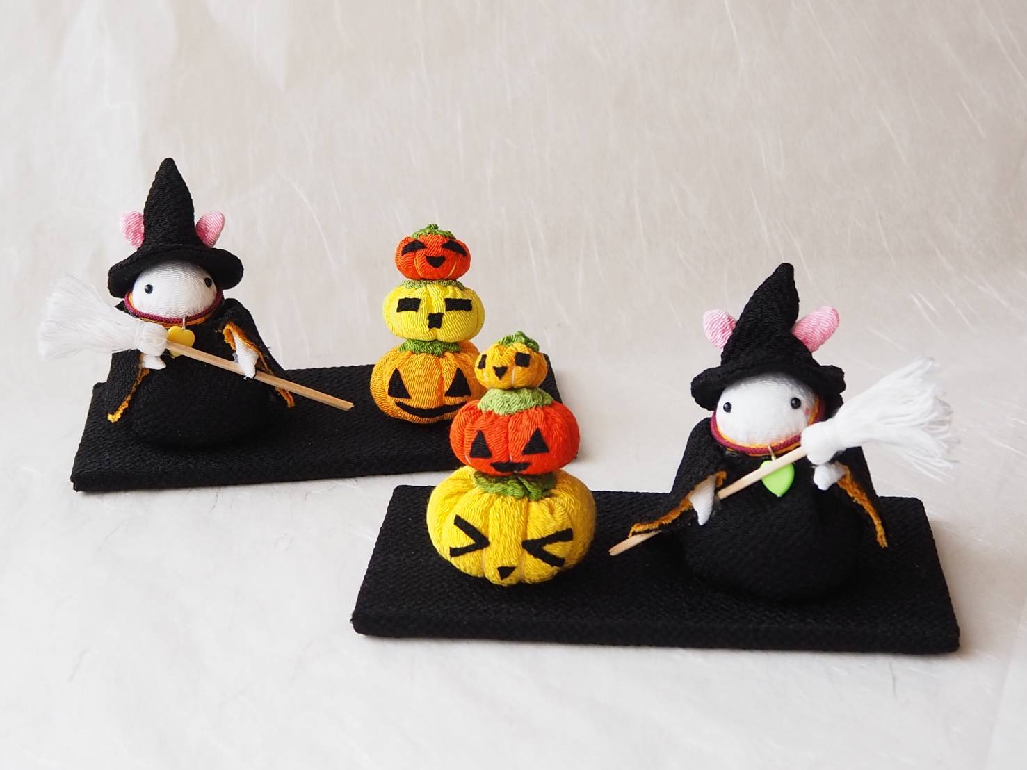 大小2つのおばけカボチャを抱えたハロウィンうさちゃん | 四季彩