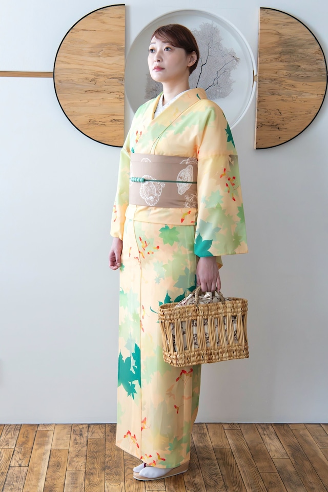 深緑の地にはらはらと薔薇の花が美しい洗えるお着物です 乗切る