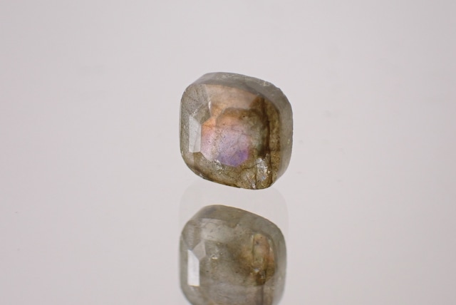 マダガスカル産ラブラドライト　1.02ct　 [D9-80]