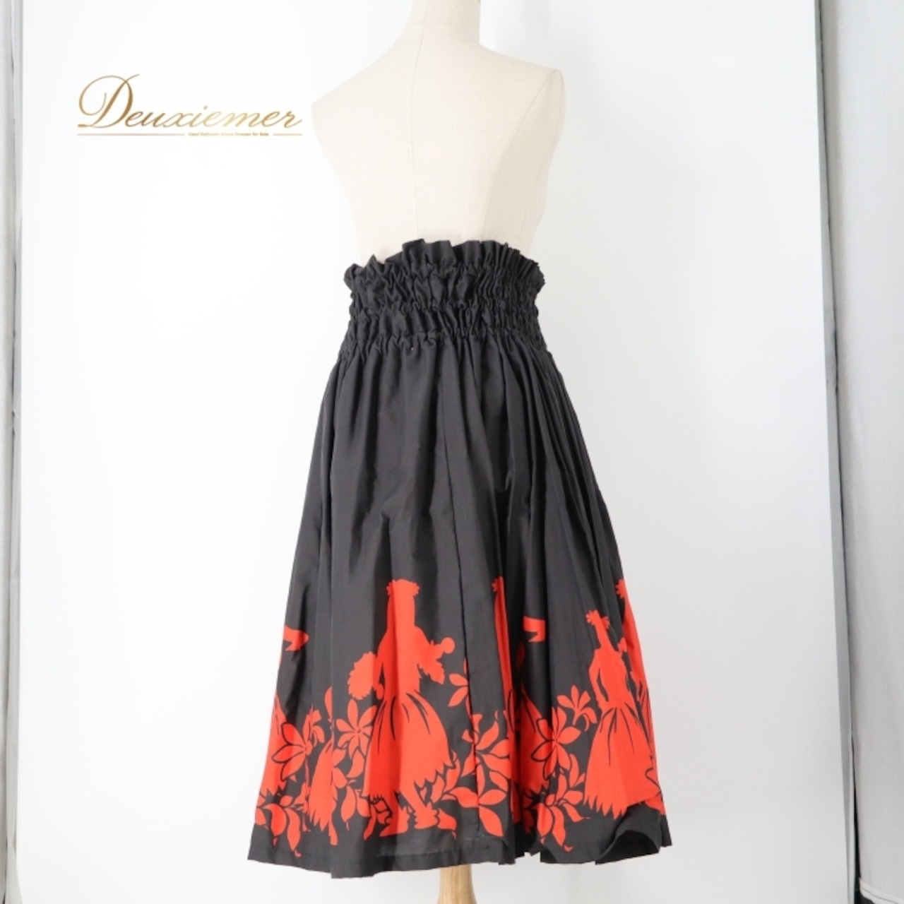 フラダンス 衣装 パウスカート ブラック系 ティアレ柄 ダンサー柄 踊り子 黒 赤 ハワイアンプリント アロハ フラ ダンス レッスン 練習 シングル スカート フレア 華やか 鮮やか かわいい おしゃれ 大人っぽい レッド系 フラダンス衣装 アロハスカート フレアスカート ティアレ 踊り