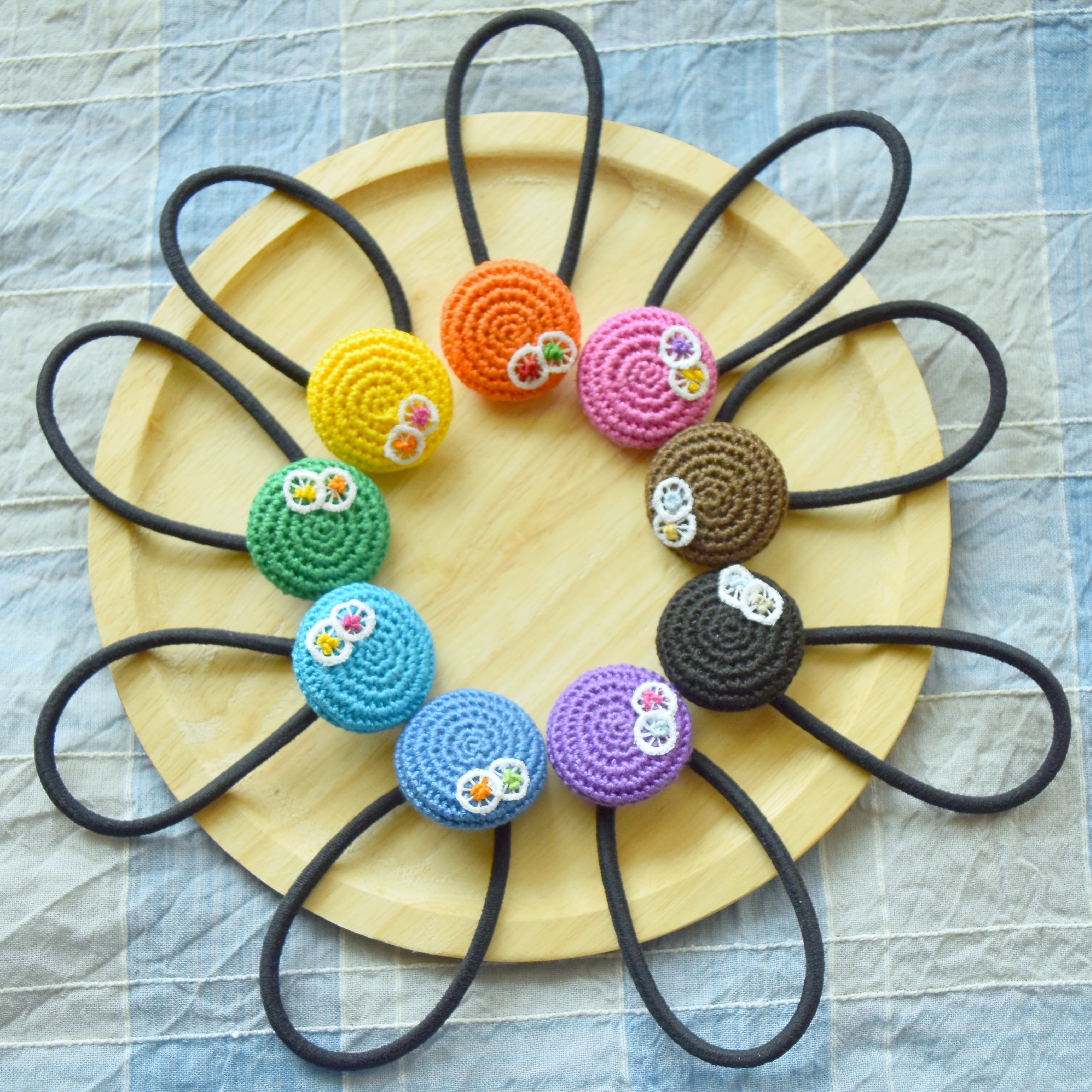 エメラルドグリーンハイビスカス☆手刺繍☆2.7センチくるみボタン  