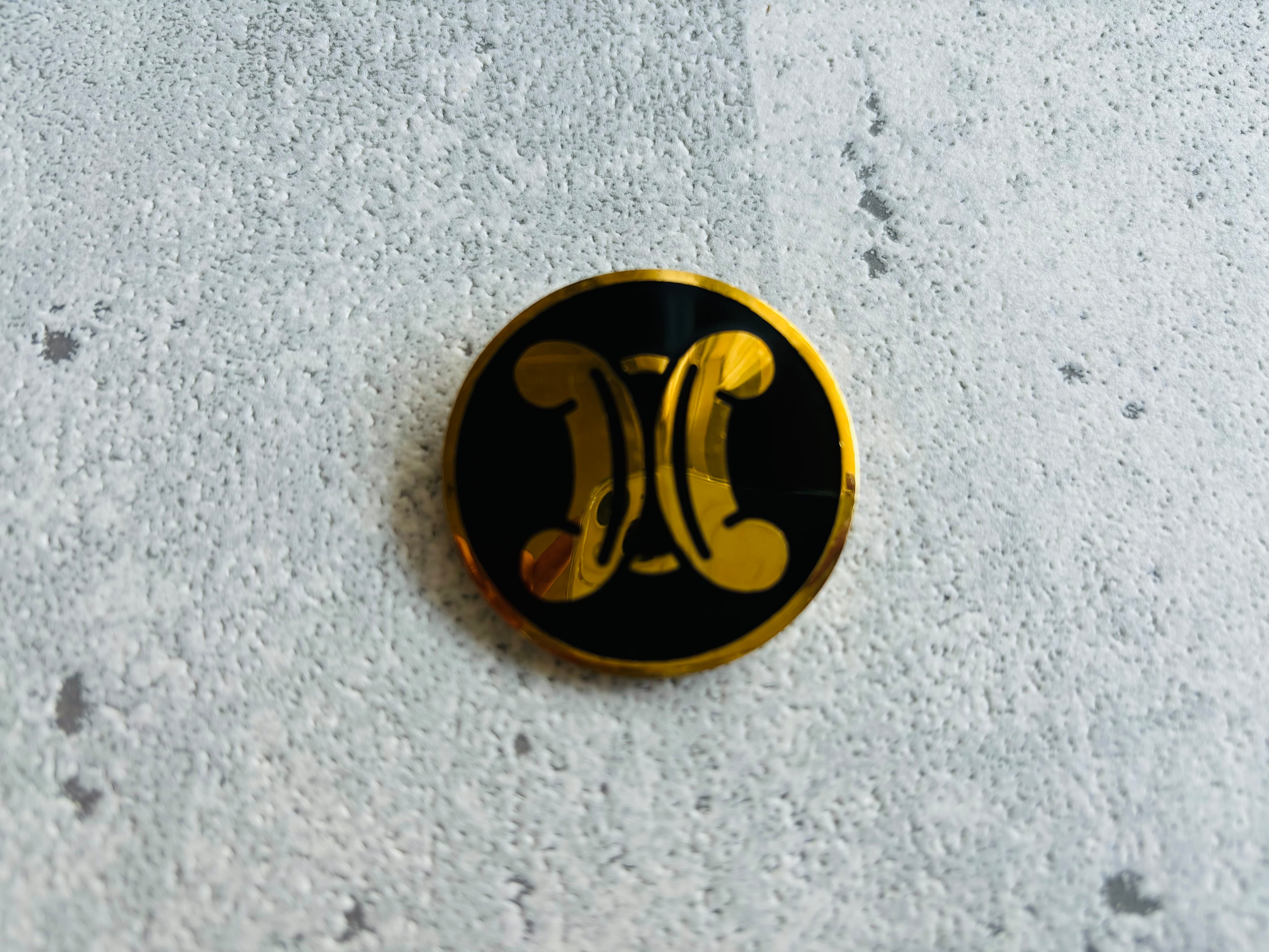 CELINE ラウンドトリオンフ ブローチ ブラック×ゴールドカラー