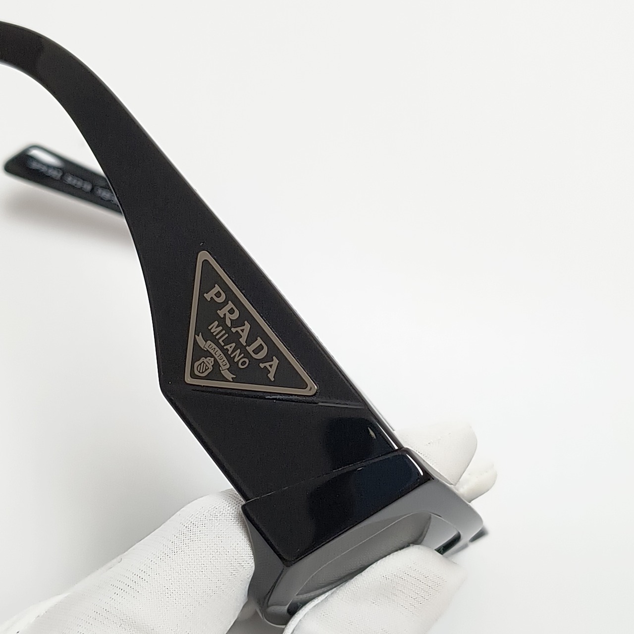 新品未使用・並行輸入品】PRADA トライアングルロゴ入り サングラス 