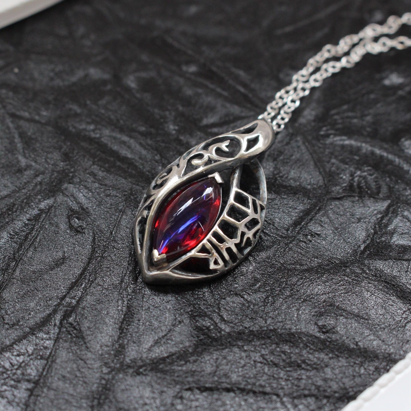 【Hjarta】ドラゴンハート ドラゴンズブレスを用いた世界樹とルーン文字のペンダント