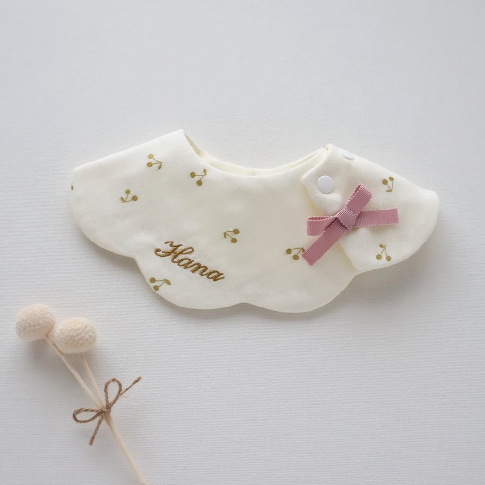 チェリー リース型 スタイ 名入れ刺繍 | baby's breath