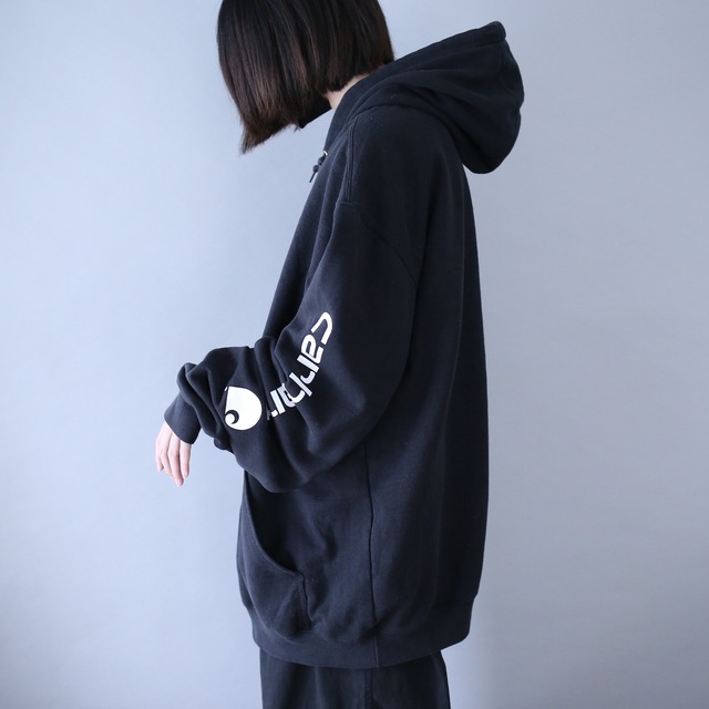 "Carhartt" sleeve logo printed over silhouette black sweat parka