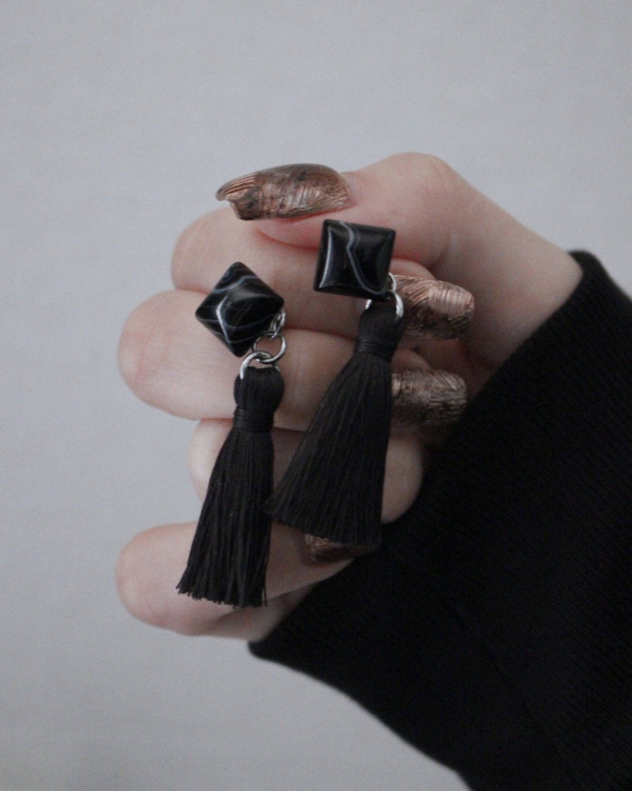 stripe onyx × tassel