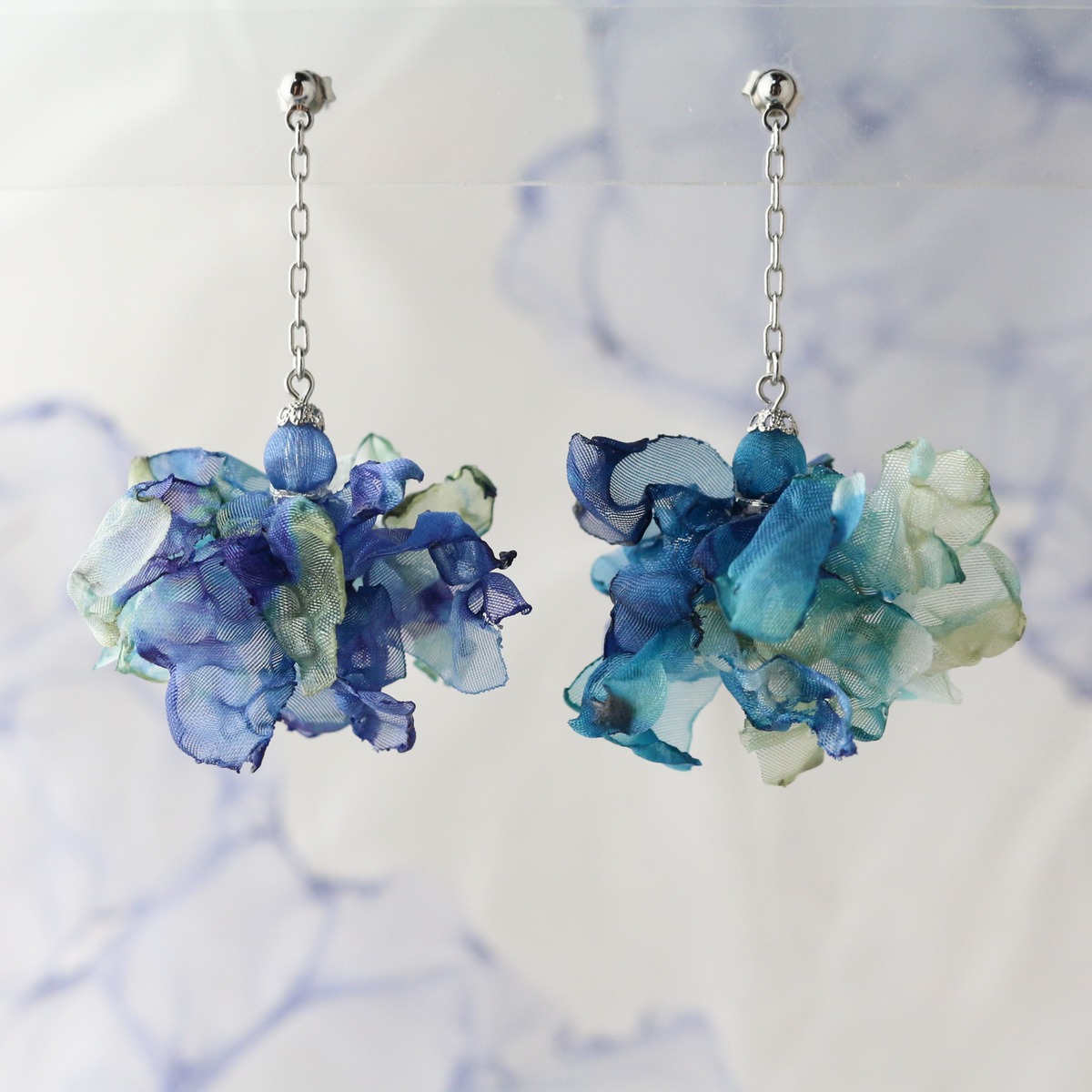 線香花火 浅葱と群青｜ブルー系オーガンジーのゆれるチェーン花ピアス 
