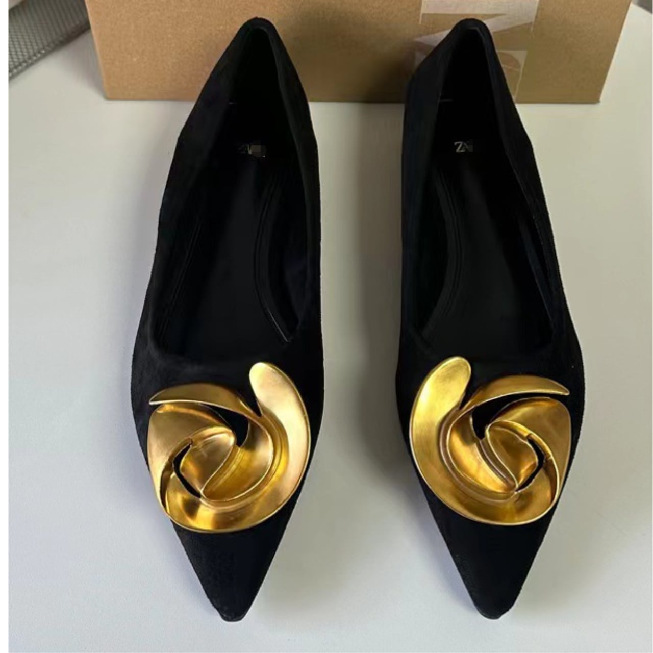 Pointed Metal Parts Flat Shoes L00556