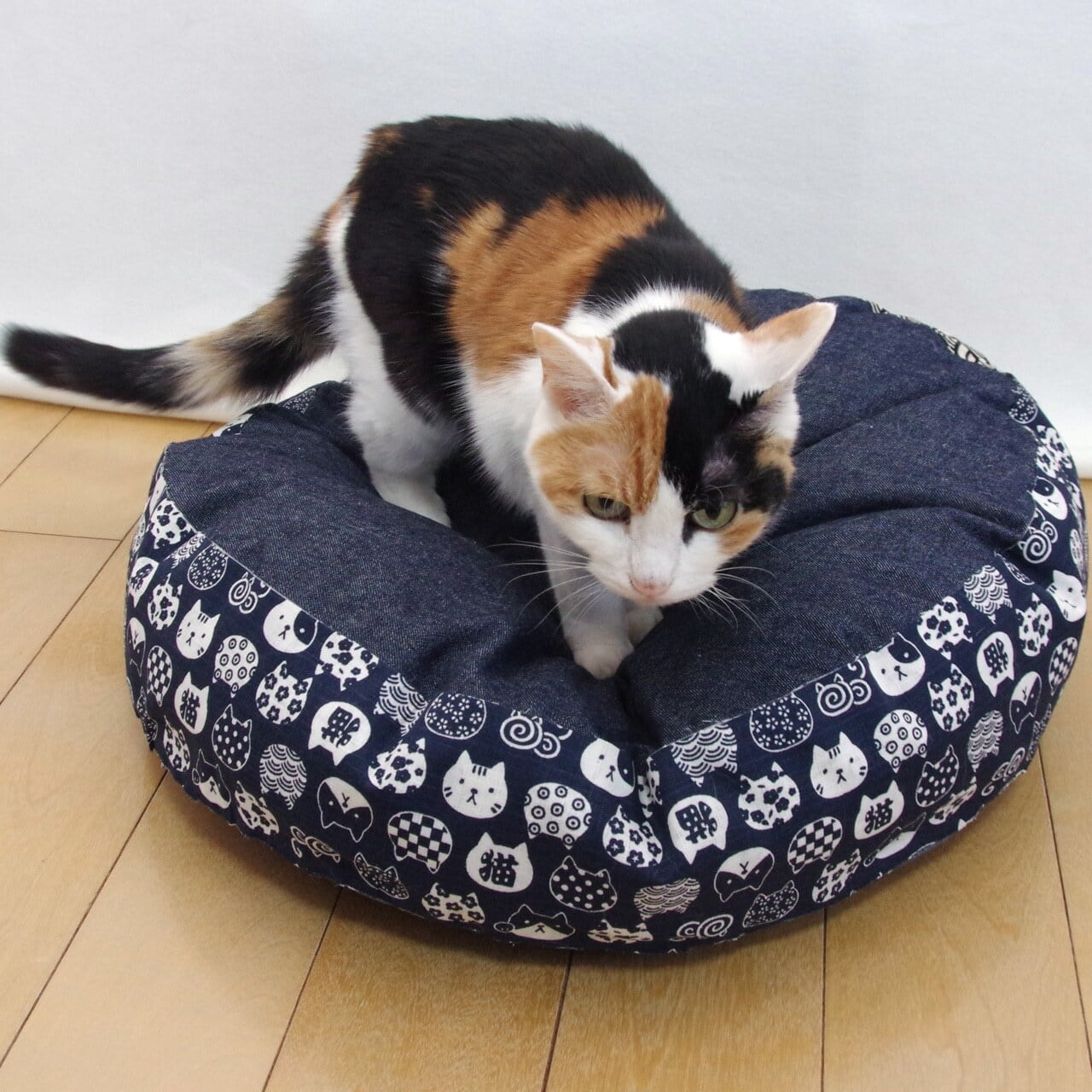 羽毛のラウンドベッド マーク2 にゃんこ柄｜猫クッション・ペット
