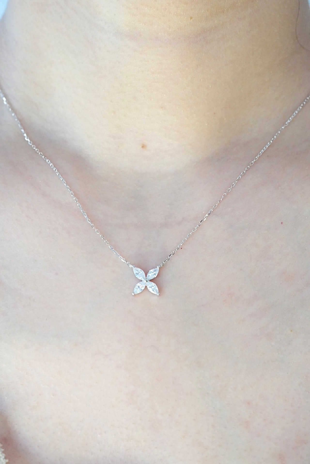 fleur papillon necklace