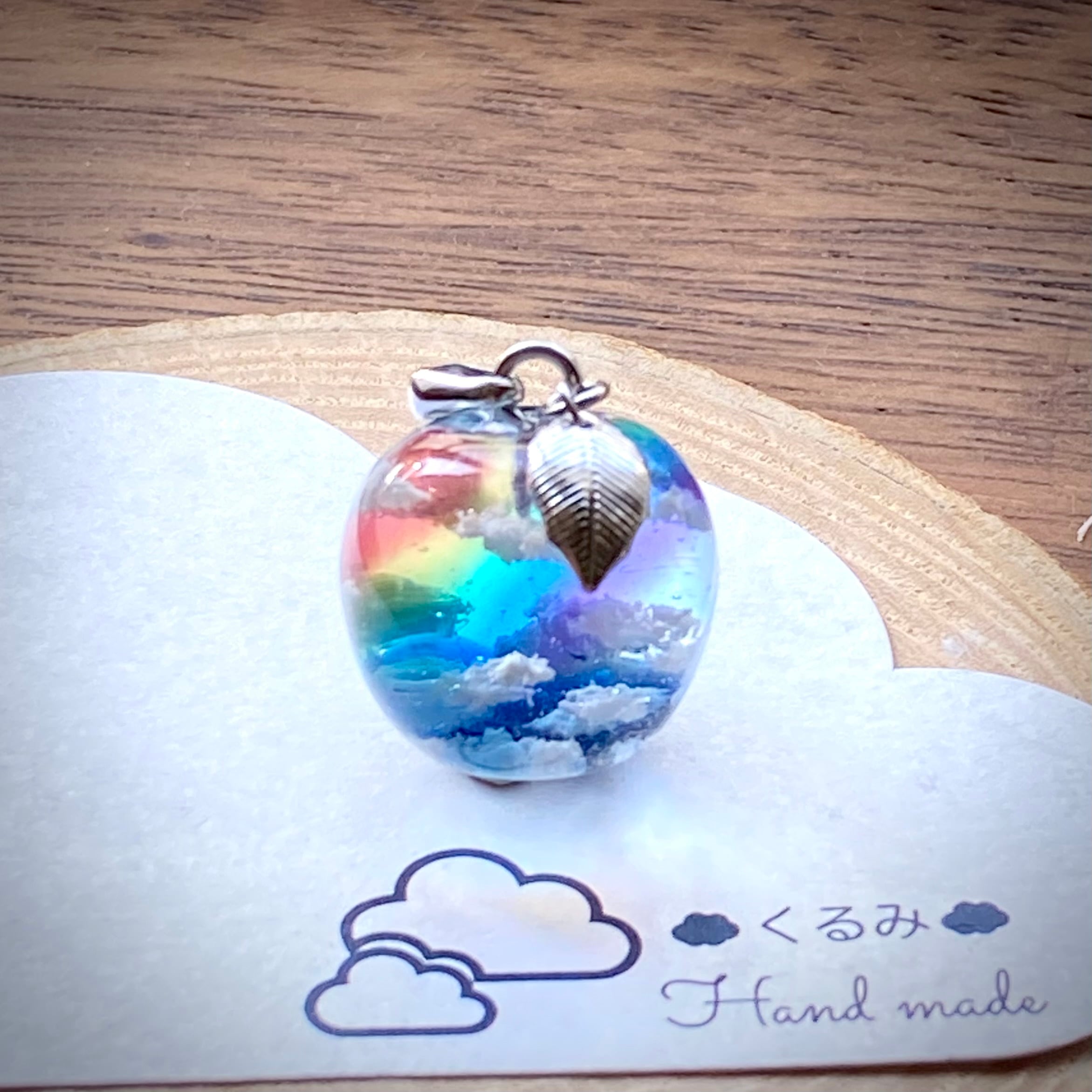 空＆雲ペンダント  りんご型  青空にかかる虹