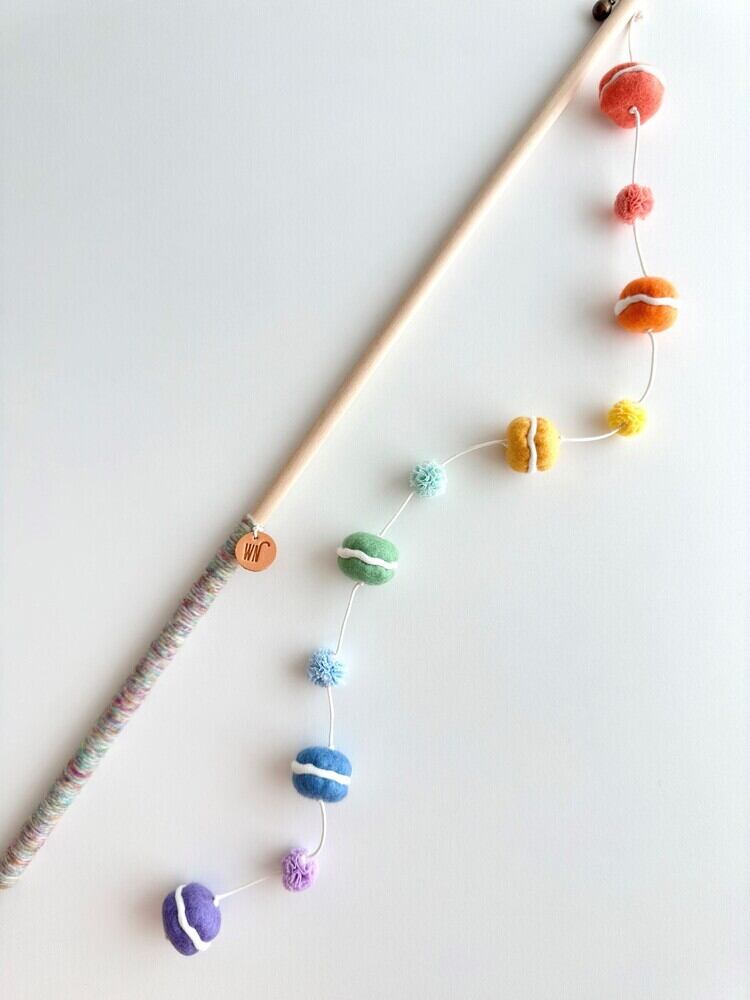mini macaronfrom WETNOSE 猫じゃらし マカロン おもちゃ | nyanpets