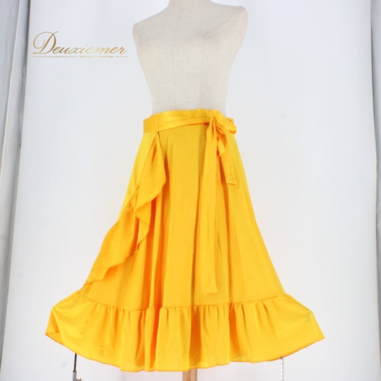 ダンス衣装 社交ダンス レディース レッスンウェア イエロー系 スカート 練習着 Fashionα ファッション アルファ 黄色 無地 山吹色 フリル フリルスカート 巻きスカート 巻き風 パーティー衣装 ラテンダンス フラメンコ 競技 ダンスレッスン 発表会 目立つ ブライトカラー カラースカート ボリューム ウエストひも レディース用 コーデ ステージ衣装 衣装 ステージ映え 黄色系 スカート単品 LL サイズ感 大人可愛い 動きやすい系 イエロー系ワンピース風 フレア フレアスカート スカート丈短め