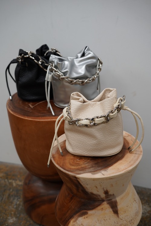 chunky chain bucket bag