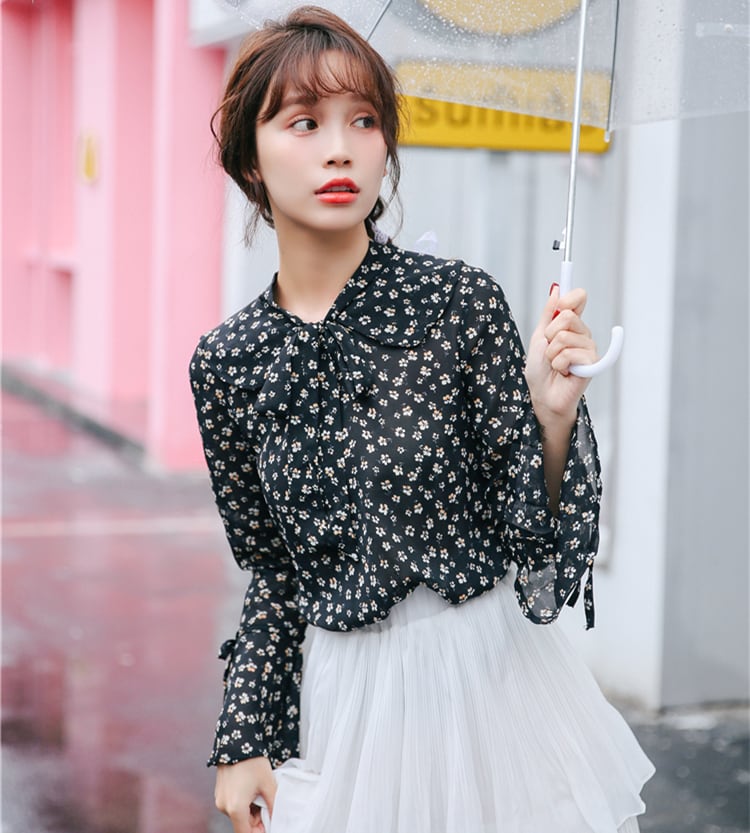 ベルスリーブ小花柄ブラウス