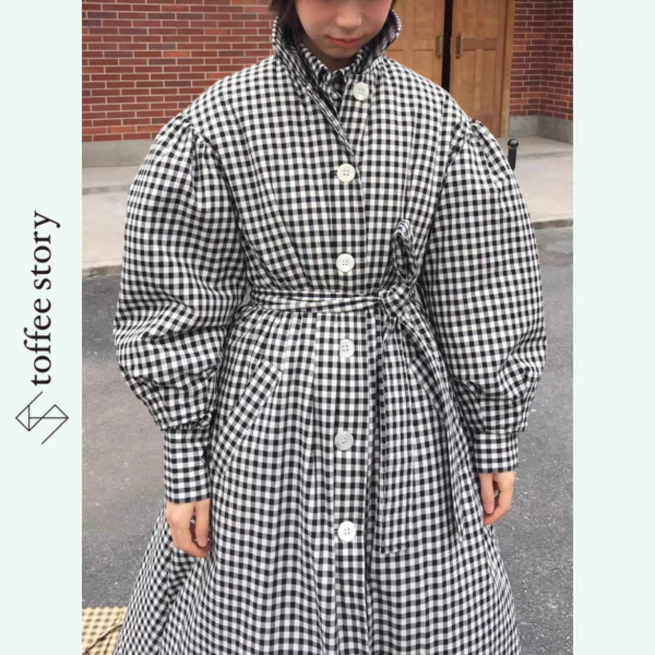 白ボタンが瞬く物語ギンガムの細身ダウンコート《W0218》